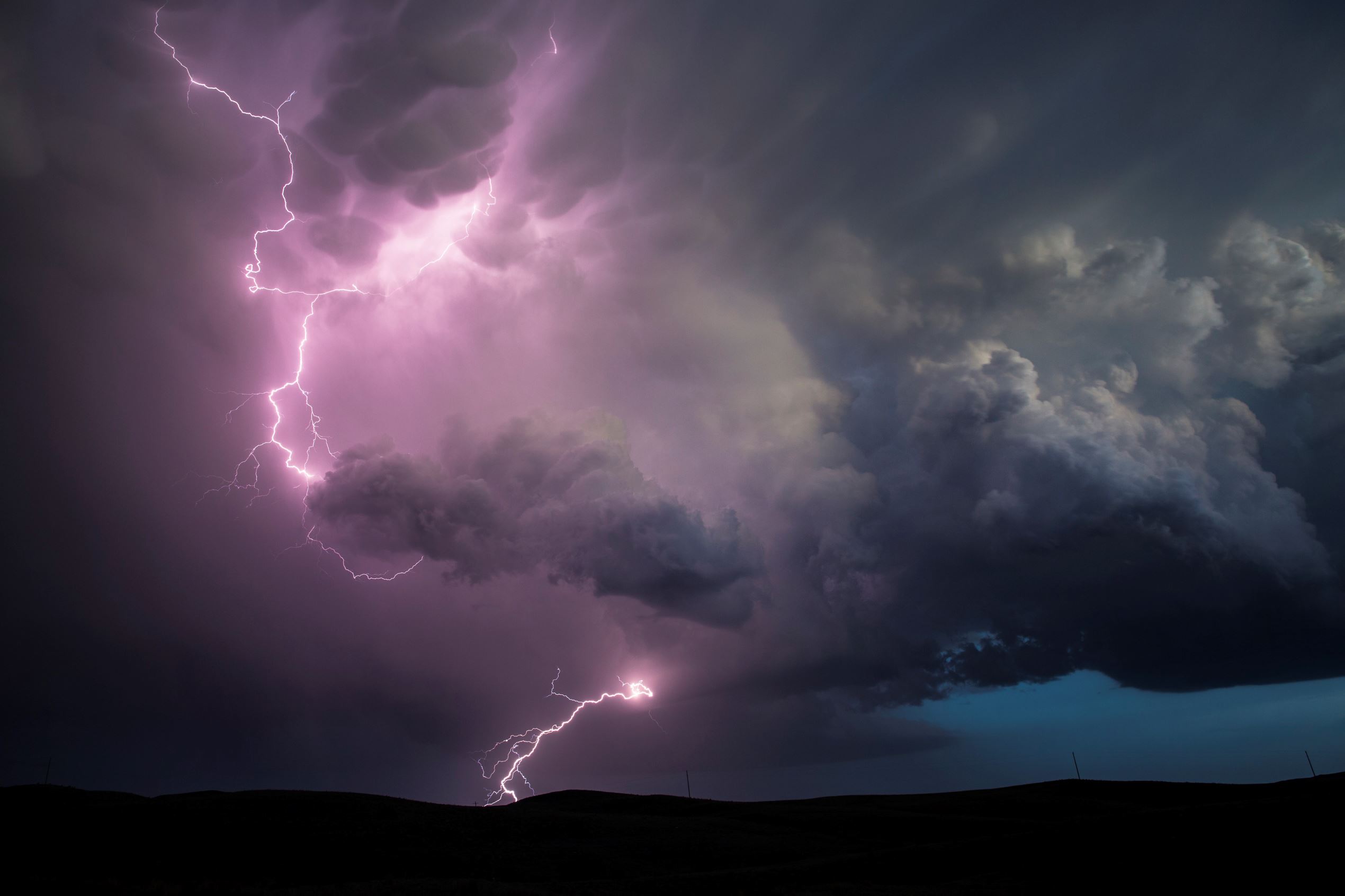 恐ろしくも美しい自然現象 嵐 の写真集