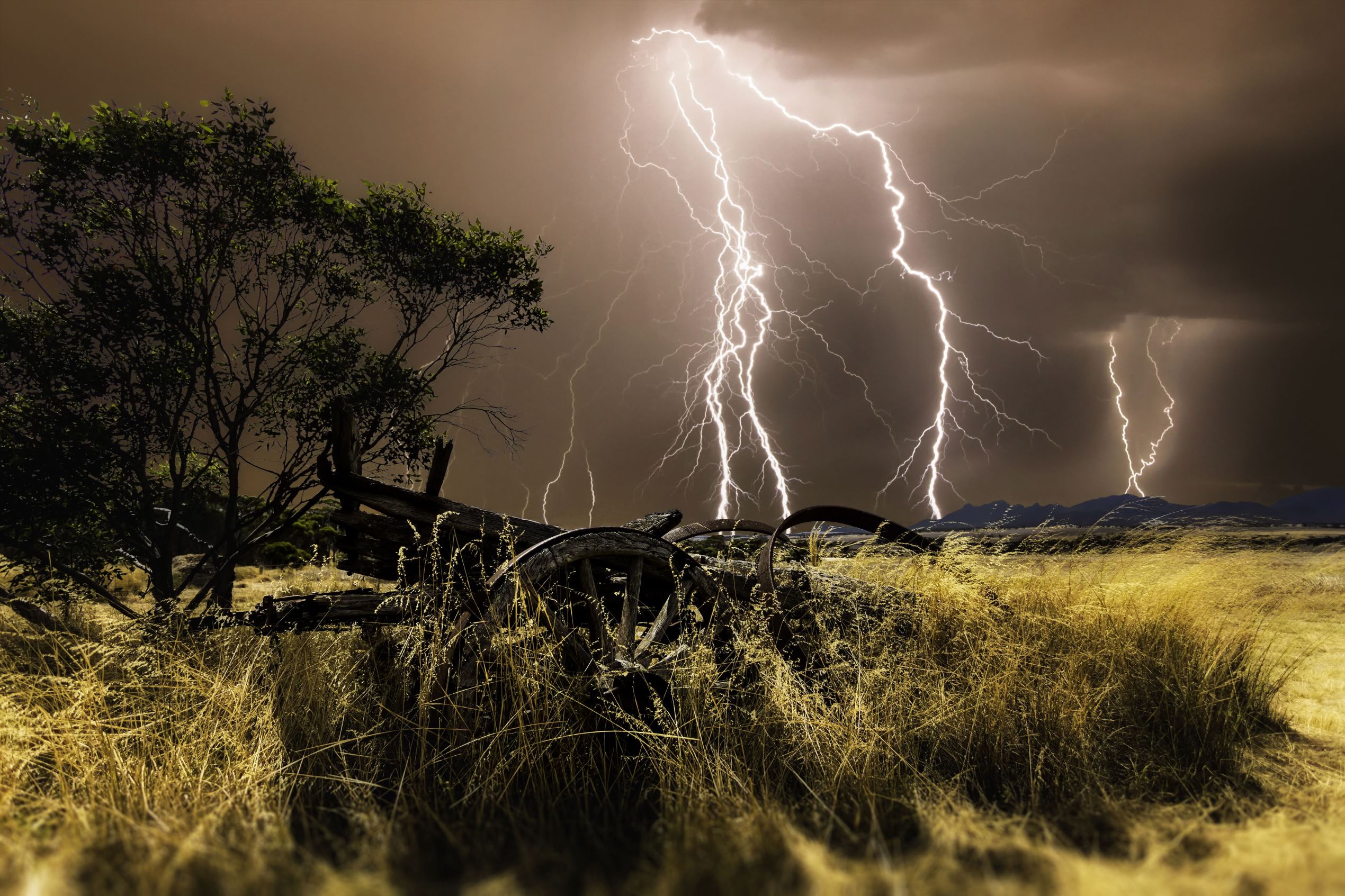 恐ろしくも美しい自然現象 嵐 の写真集