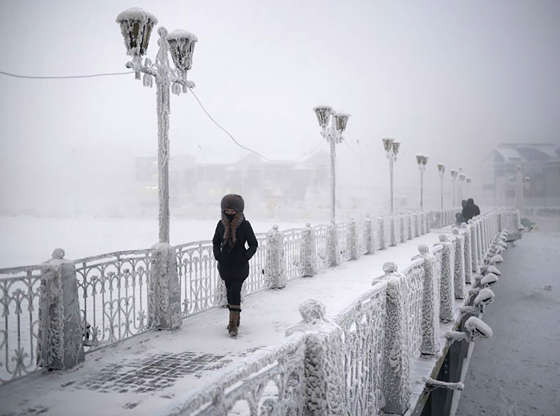 Διαφάνεια 4 από 21: A woman walks over an ice-encrusted bridge in Yakutsk