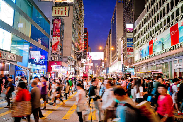 ÎÎ¹Î±ÏÎ¬Î½ÎµÎ¹Î± 41 Î±ÏÏ 41: busy Street with blurred people and neon signs in Kowloon, Hong Kong
