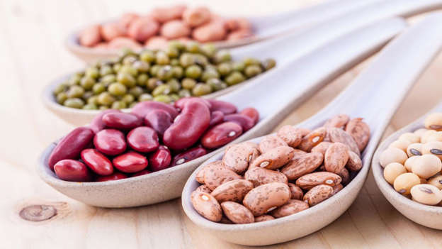 Diapositiva 3 de 30: Beans, particularly pinto, kidney and red beans, are an exceptional source of antioxidants, they're full of fiber, and are a source of inositol hexaphosphate (also called IP6) which is being studied for its potential to combat cancer. Beans could reduce the likelihood of death from breast, colon, gastric and prostate cancer.