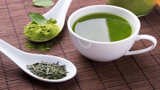 Diapositiva 14 de 30: Although studies have been promising, there’s no firm evidence to support the theory that green tea can prevent cancer. However, cancer rates are much lower in Asia where consumption of green tea is highest. Green tea contains polyphenols – including epigallocatechin gallate (EGCG) – which are powerful antioxidants that suppress cancer.