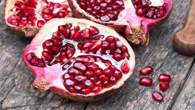 Diapositiva 21 de 30: Pomegranate juice is known to be high in antioxidants and, according to an American study, this brightly-colored fruit also contains ellagitannins – natural compounds that seem to prevent estrogen-responsive cancer cells from multiplying.