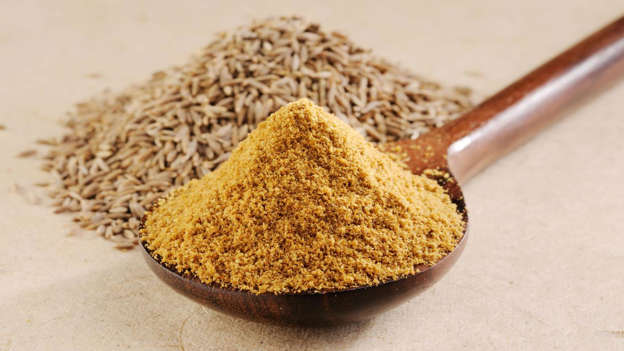Diapositiva 9 de 30: This bright yellow spice, which is synonymous with Middle Eastern and Asian cooking, is part of the parsley family (alongside coriander and dill). Abundant in phytochemicals – thought to protect against inflammation and cancer – it can be added to curries, chillies and stews, or taken as a supplement.