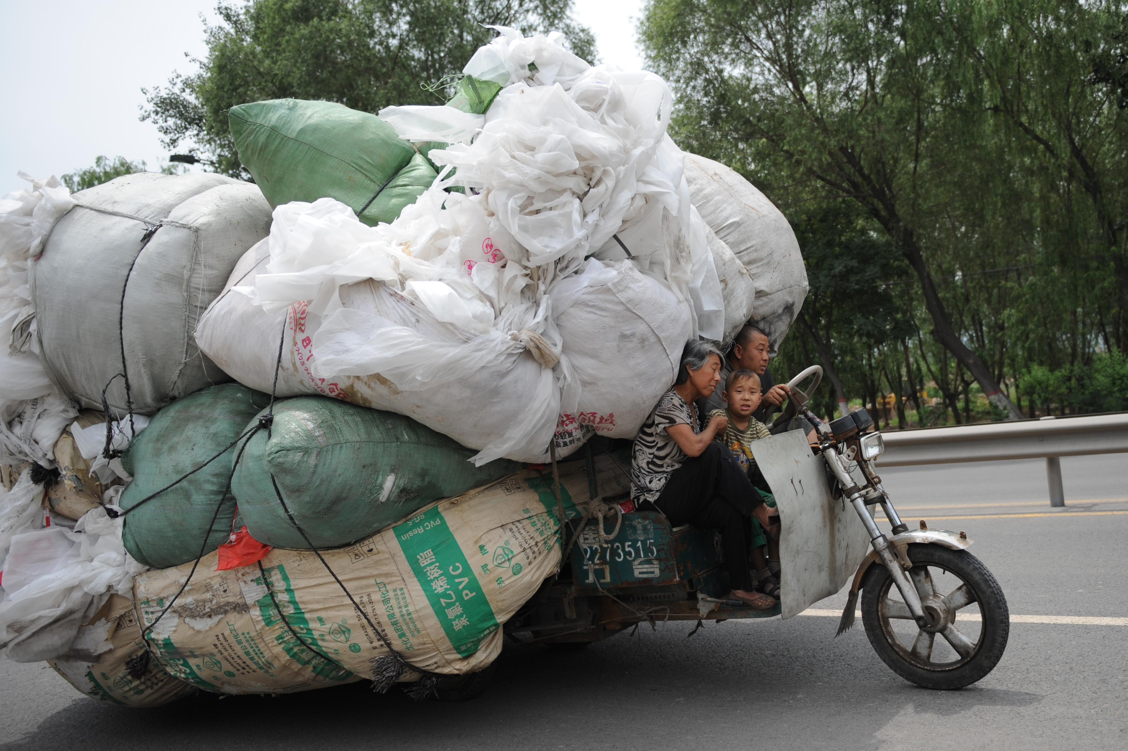 衝撃 ありえないほど人や荷物を積めこんだ 過積載の乗り物 写真集