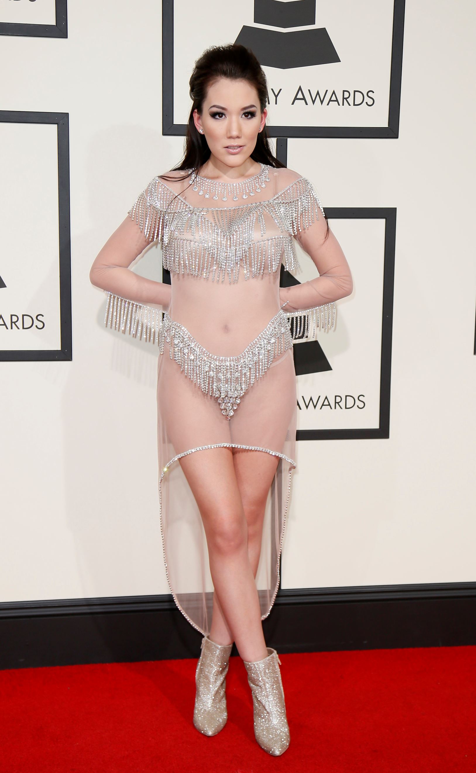 Manika poses as she arrives at the 58th Grammy Awards in Los Angeles