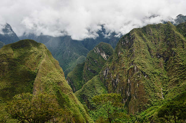 شريحة 8 من 16: في مكان ما في بيرو أو بالقرب منها ، شرق سلسلة جبال الأنديز ، يُعتقد أن الإنكا أخفوا كنوزهم في هذه المدينة السرية في عمق غابة الأمازون.  ومع ذلك ، لم يتمكن أي شخص من تحديد موقع مدينة بيتيتي.