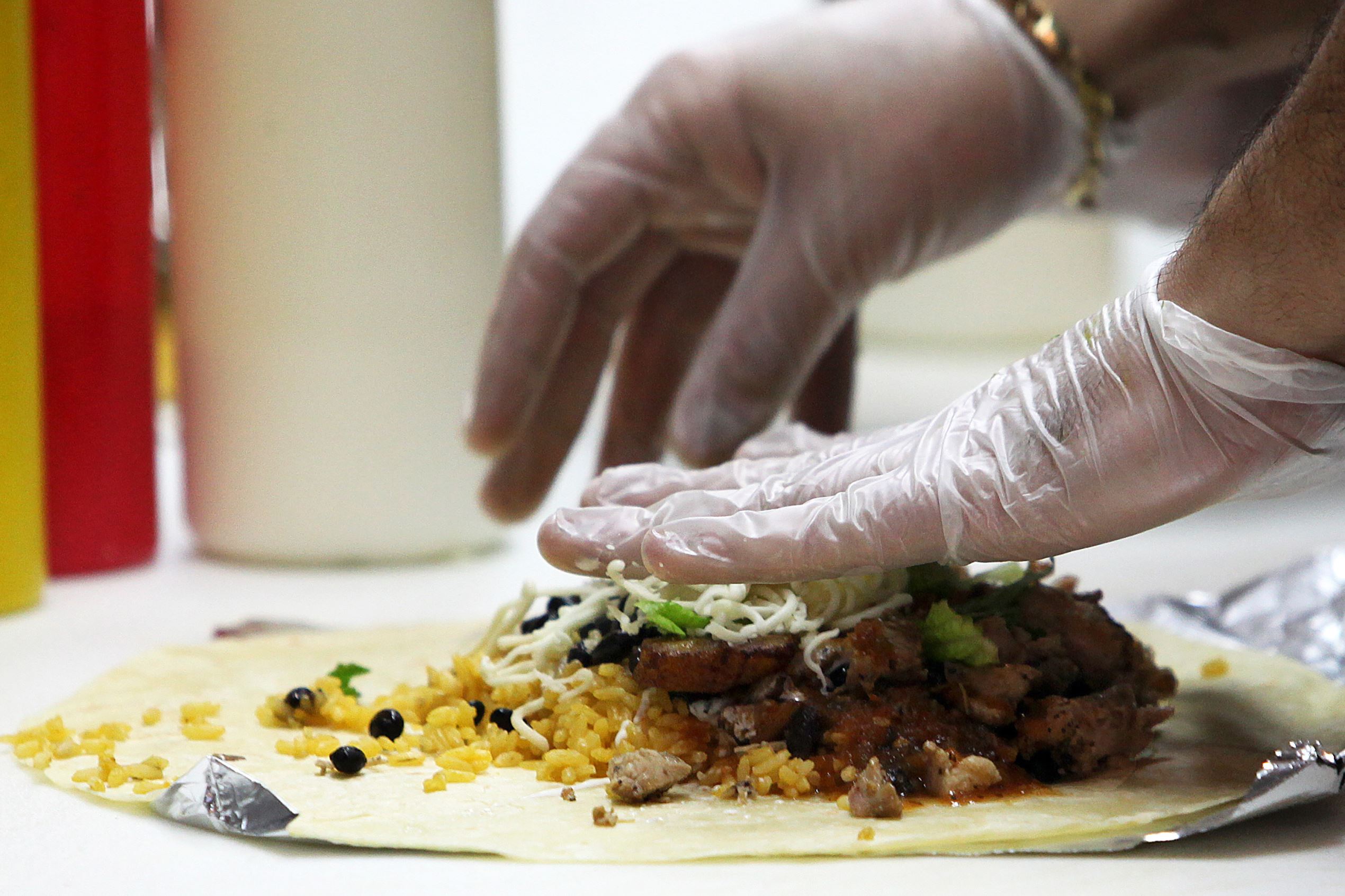 Diapositiva 51 de 51: An El Guapo is made. Lunch at El Pelon Taqueria is photographed, on Tuesday, Dec. 6, 2011.