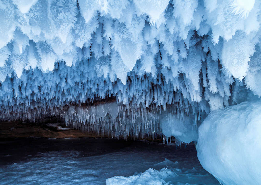 時と自然が織りなす芸術 美しすぎる 氷河の洞窟 13選