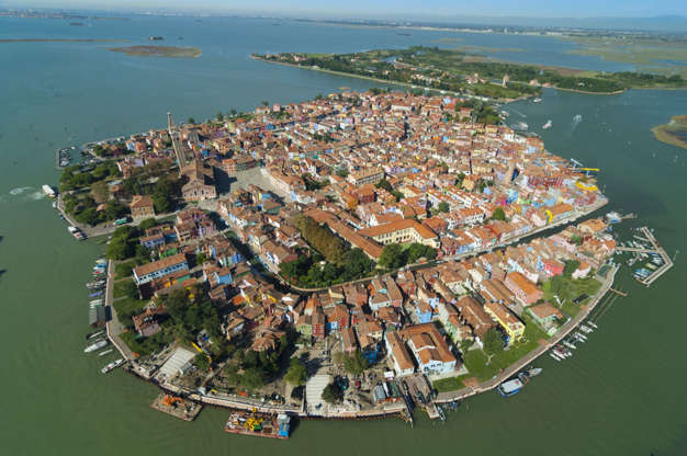 ÎÎ¹Î±ÏÎ¬Î½ÎµÎ¹Î± 3 Î±ÏÏ 16: Italy, Venice, Burano, Aerial view of Burano island