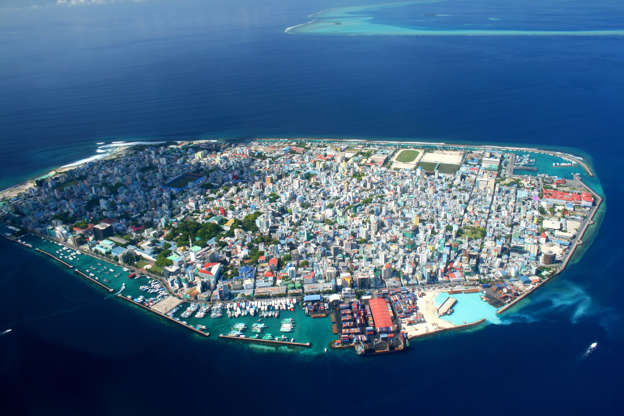 ÎÎ¹Î±ÏÎ¬Î½ÎµÎ¹Î± 12 Î±ÏÏ 16: The capital island of the Maldives, Male'.
