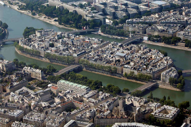 ÎÎ¹Î±ÏÎ¬Î½ÎµÎ¹Î± 7 Î±ÏÏ 16: An aerial view shows the Ile Saint-Louis, the rooftops of residential buildings and the Seine River in central Paris July 14, 2013. Picture taken July 14, 2013. REUTERS/Charles Platiau (FRANCE - Tags: CITYSCAPE TRAVEL SOCIETY)