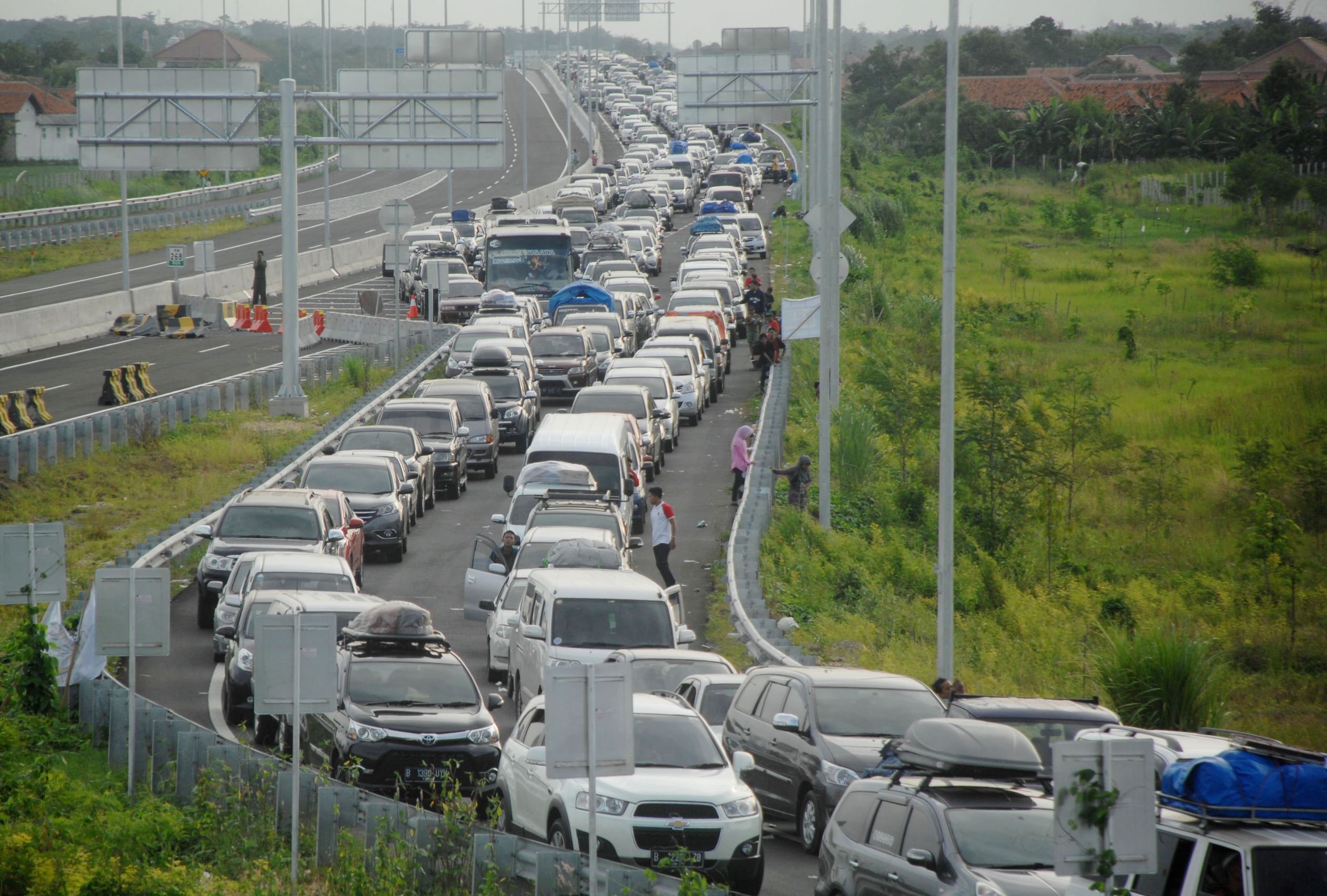 Трафик лонг. An/TLQ-17а (v)1 Traffic Jam. Traffic Jams in Uzbekistan.