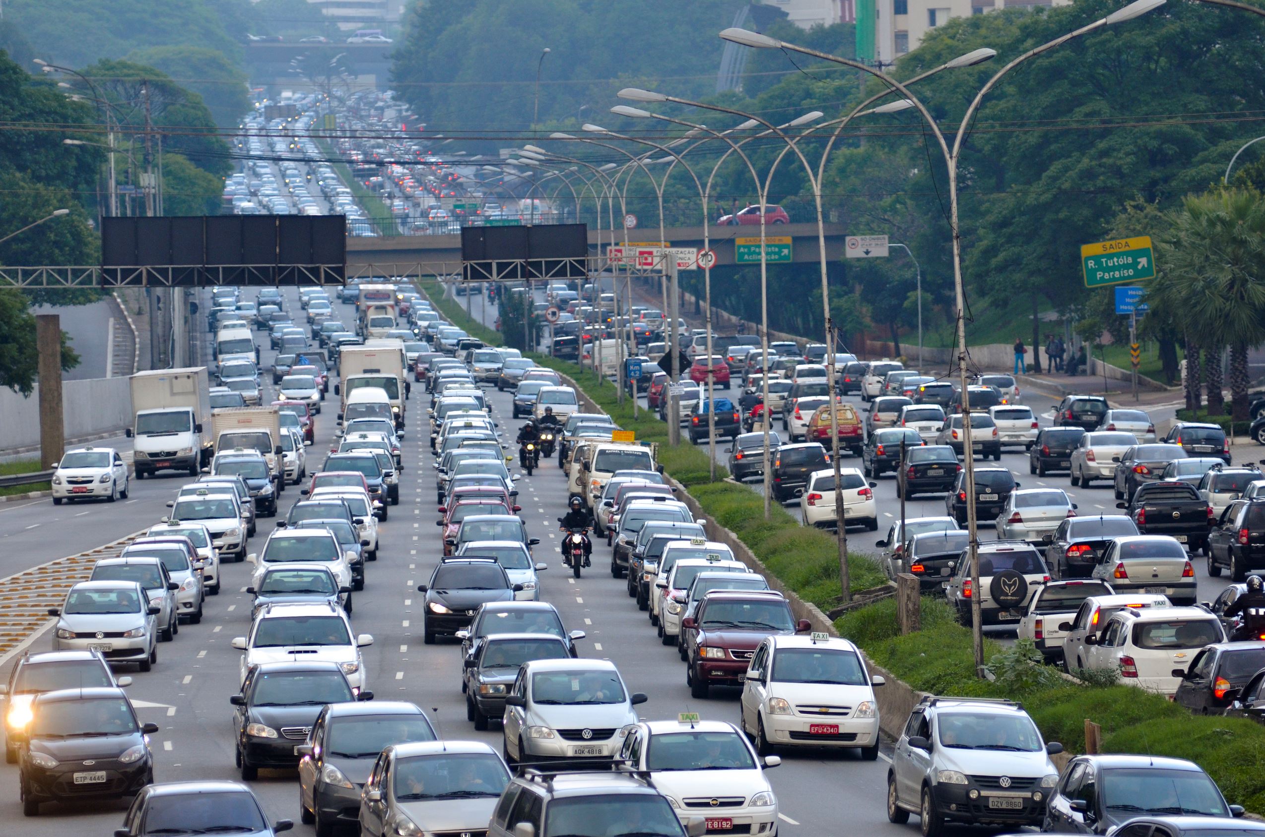 Traffic is high. Сан Паулу пробки. Пробка в Сан Паулу 2008. Сан-Паулу (Бразилия) – 292 км пробка. Пробка Токио 1990.