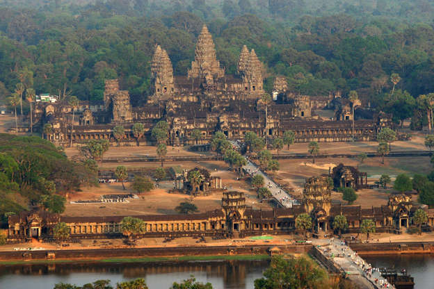 ÎÎ¹Î±ÏÎ¬Î½ÎµÎ¹Î± 24 Î±ÏÏ 27: Siem Reap, CAMBODIA: An aerial view of the Angkor Wat temple in Siem Reap province some 314 kilometers northwest of Phnom Penh, 02 March 2007.  Angkor is at the very heart of Cambodia's identity, and with nearly two million tourists coming to the country