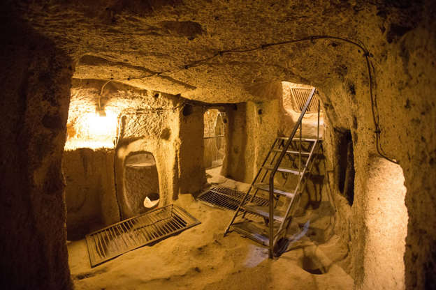 ÎÎ¹Î±ÏÎ¬Î½ÎµÎ¹Î± 7 Î±ÏÏ 27: Derinkuyu cave city in Cappadocia Turkey