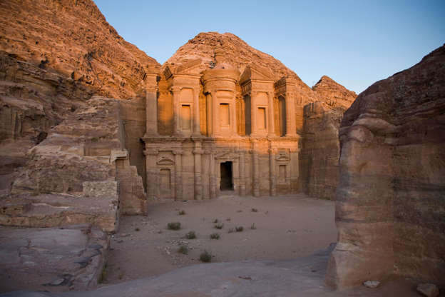 ÎÎ¹Î±ÏÎ¬Î½ÎµÎ¹Î± 3 Î±ÏÏ 27: View of The Great Temple and Arched Gate in ancient city Petra, Jordan