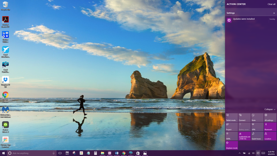 El Centro de acciones de Windows 10 es como un mensaje de tu pareja. Selecciona el icono en la barra de tareas y el Centro de acciones aparecerá con mensajes que tu computadora quiere que leas, como información de una actualización del sistema. También puedes activar rápidamente el modo de avión, ajustar el brillo de la pantalla, conectarte a un dispositivo Bluetooth o Wi-Fi y otras muchas cosas útiles.