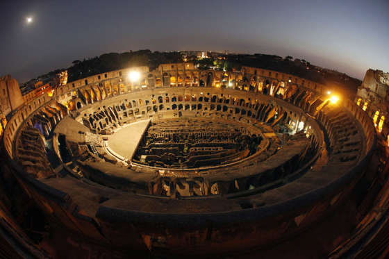 Diapositiva 17 de 46: Burlan la seguridad del Coliseo de Roma y se graban escalándole de noche