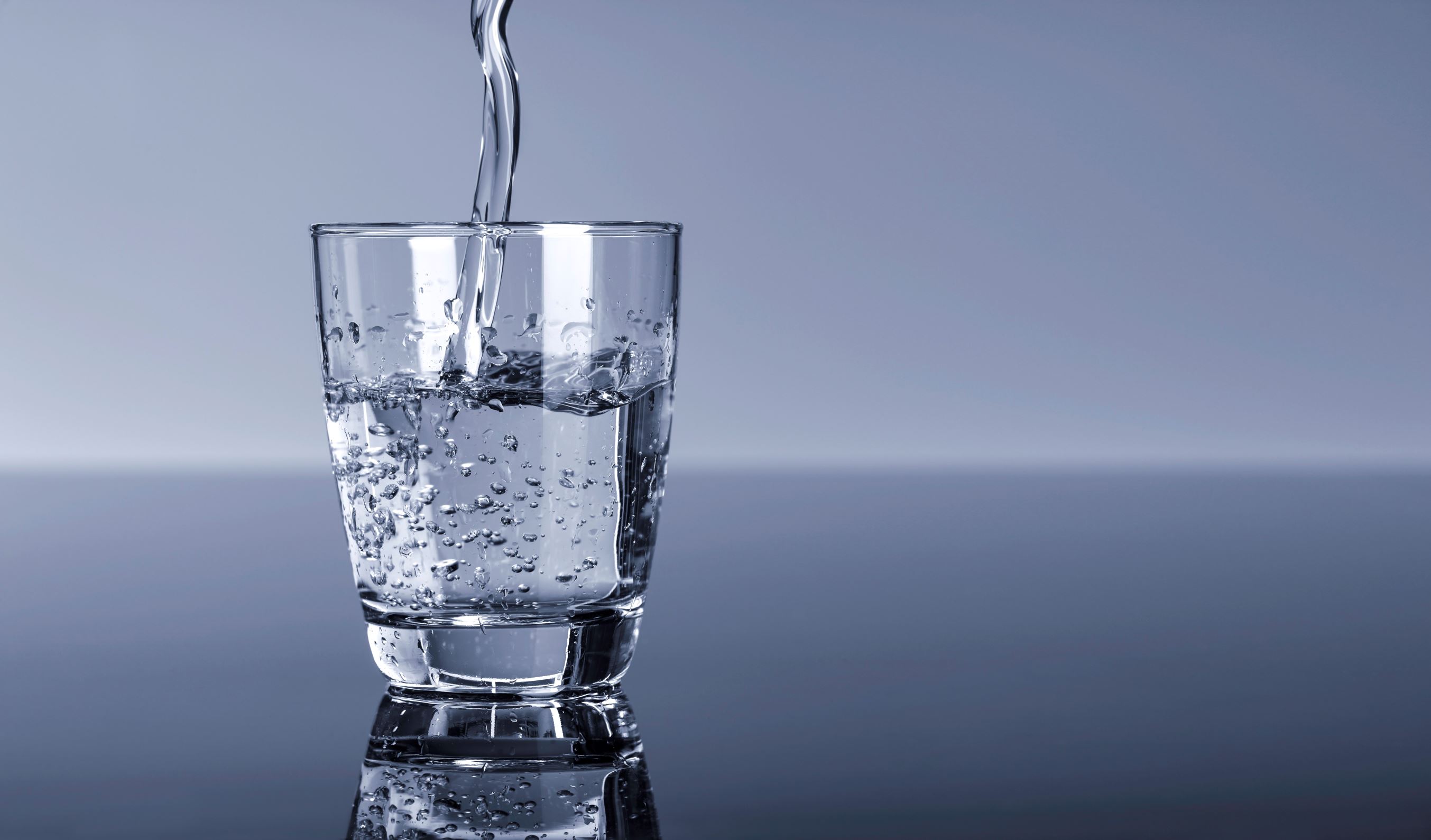 Питьевой камень. Стакан воды. Чистая вода. Стакан чистой воды. Прозрачная вода в стакане.