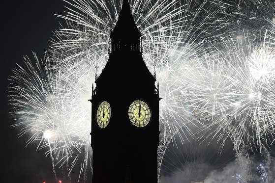 Diapositiva 6 de 46: 1 January 2017: Fireworks light up the London skyline and Big Ben just after midnight