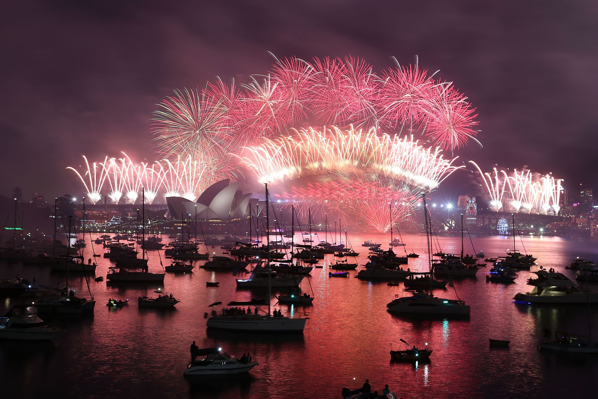 SYDNEY, AUSTRALIA - JANUARY 01: The fireworks at Mrs Macquaries chair on New Year's Eve on January 1, 2016 in Sydney, Australia. (Photo by Tony Feder/Getty Images)