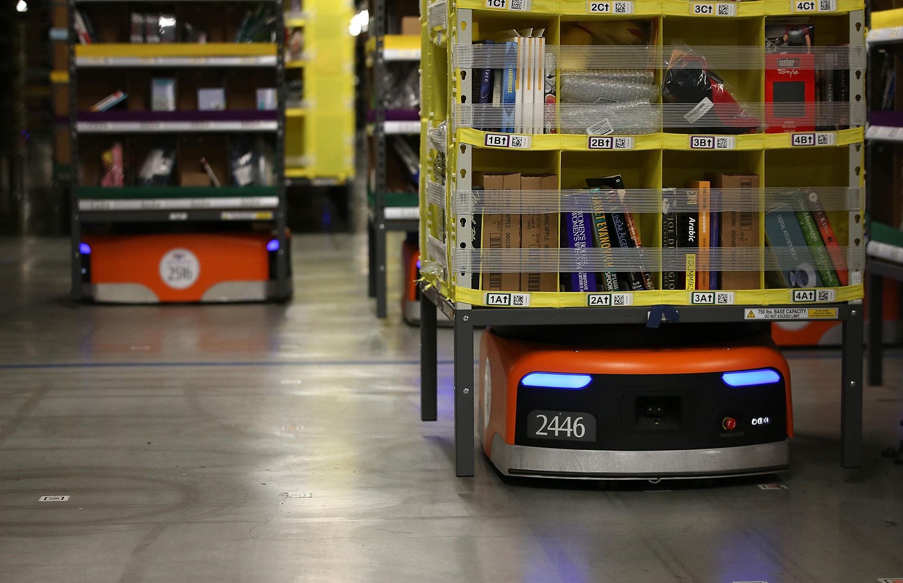 Diapositiva 2 de 31: The e-commerce giant snapped up Kiva Robotics in 2012 for a staggering $755 million (Â£605m). Amazon now has 30,000 fulfillment robots working in its warehouses worldwide and the company is expected to replace all employees who perform repetitive tasks with machines in the not too distant future.