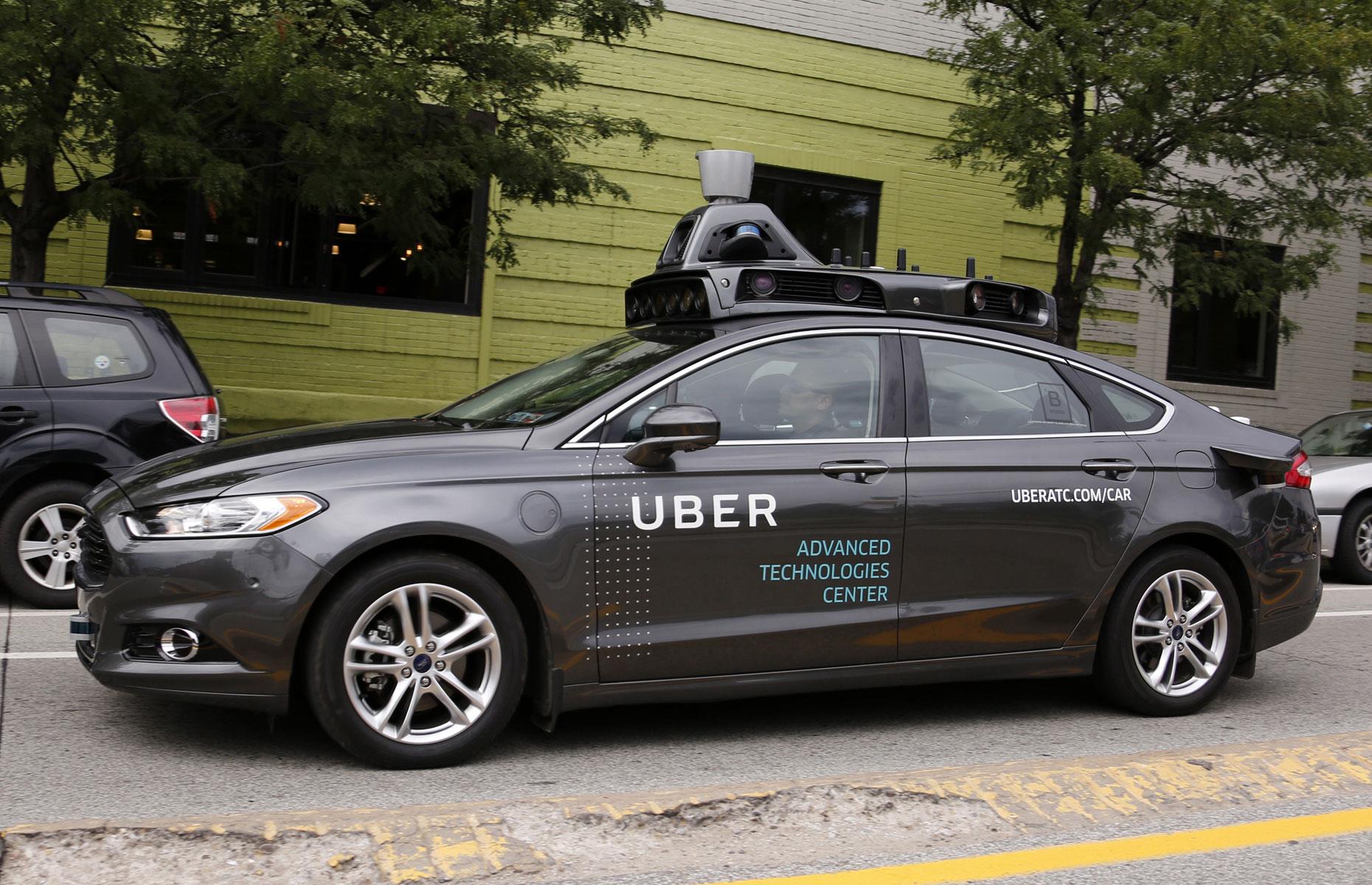 Diapositiva 5 de 31: The ride-sharing app is testing self-driving cars on the roads of San Francisco, despite running into regulatory difficulties with the US Department of Motor Vehicles (DMV). The ultimate goal? Uber is aiming to replace all human drivers with robots.