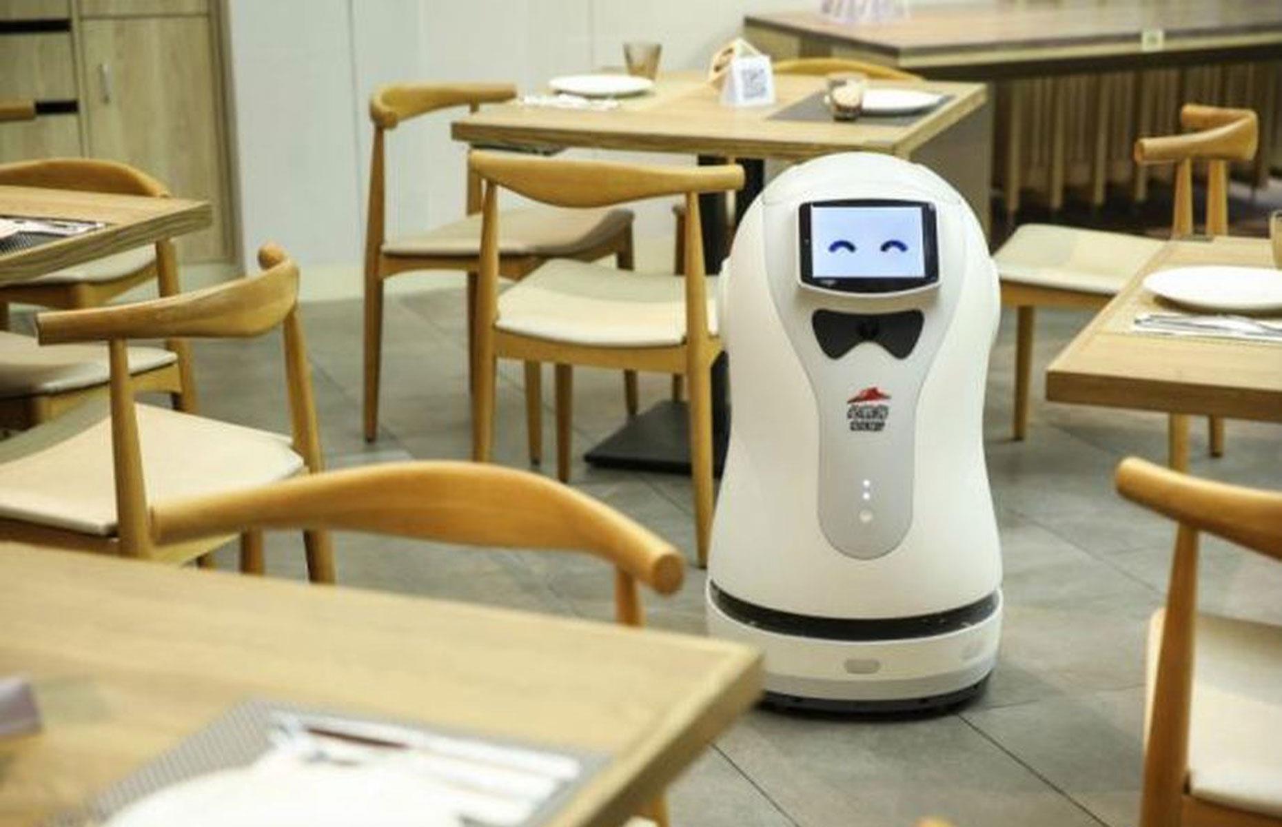 Diapositiva 18 de 31: On top of that, Pizza Hut has just opened a concept store in Shanghai called ph+ that boasts two robot waiters. The friendly droids welcome diners, show them to their seats, take orders and deliver drinks.