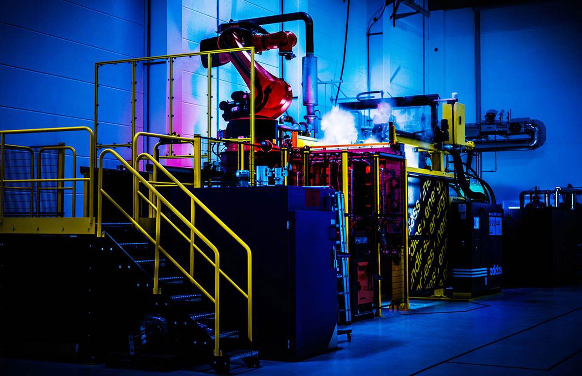 Diapositiva 12 de 31: The German sportswear firm opened its first automated factory this year in Bavaria and revealed the robot-made Futurecraft M.F.G. shoe in September. Adidas' Speedfactory has streamlined the sneaker manufacturing process and the firm is planning to open further Speedfactories in the US and Western Europe next year.