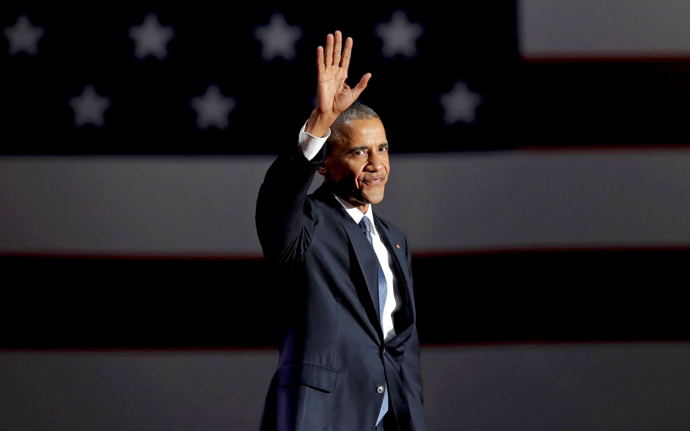 Slide 1 de 13: U.S. President Barack Obama acknowledges the crowd as he arrives to deliver his farewell address in Chicago, Illinois, U.S., January 10, 2017.