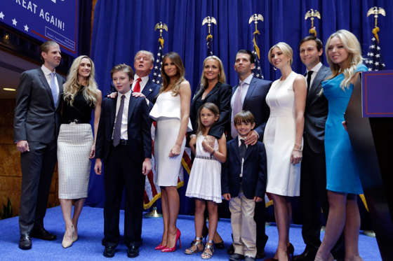 Diapositiva 3 de 14: ABC NEWS - The Trump family gathers for a photo at the opening of the Trump International Hotel in Washington DC, 10/26/16. (Photo by Fred Watkins/ABC via Getty Images)DONALD TRUMP, JR., MELANIA TRUMP, DONALD TRUMP, IVANKA TRUMP, ERIC TRUMP, TIFFANY TRUMP