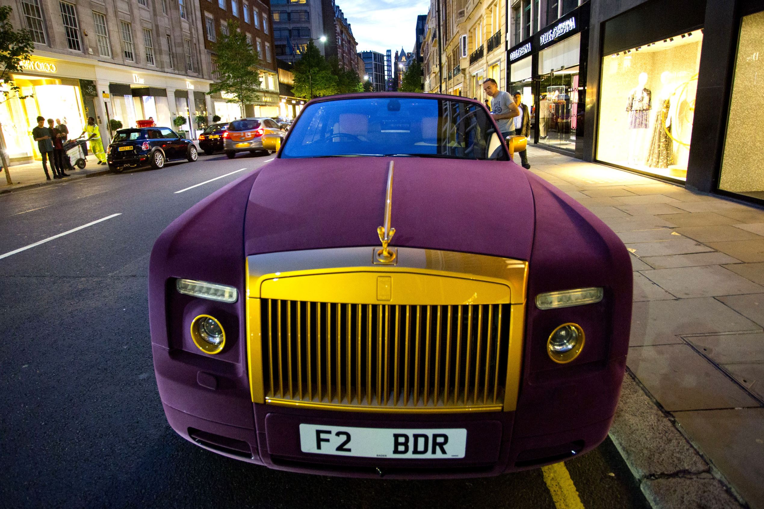 超高級車に手を加えた豪華カスタムカー写真集