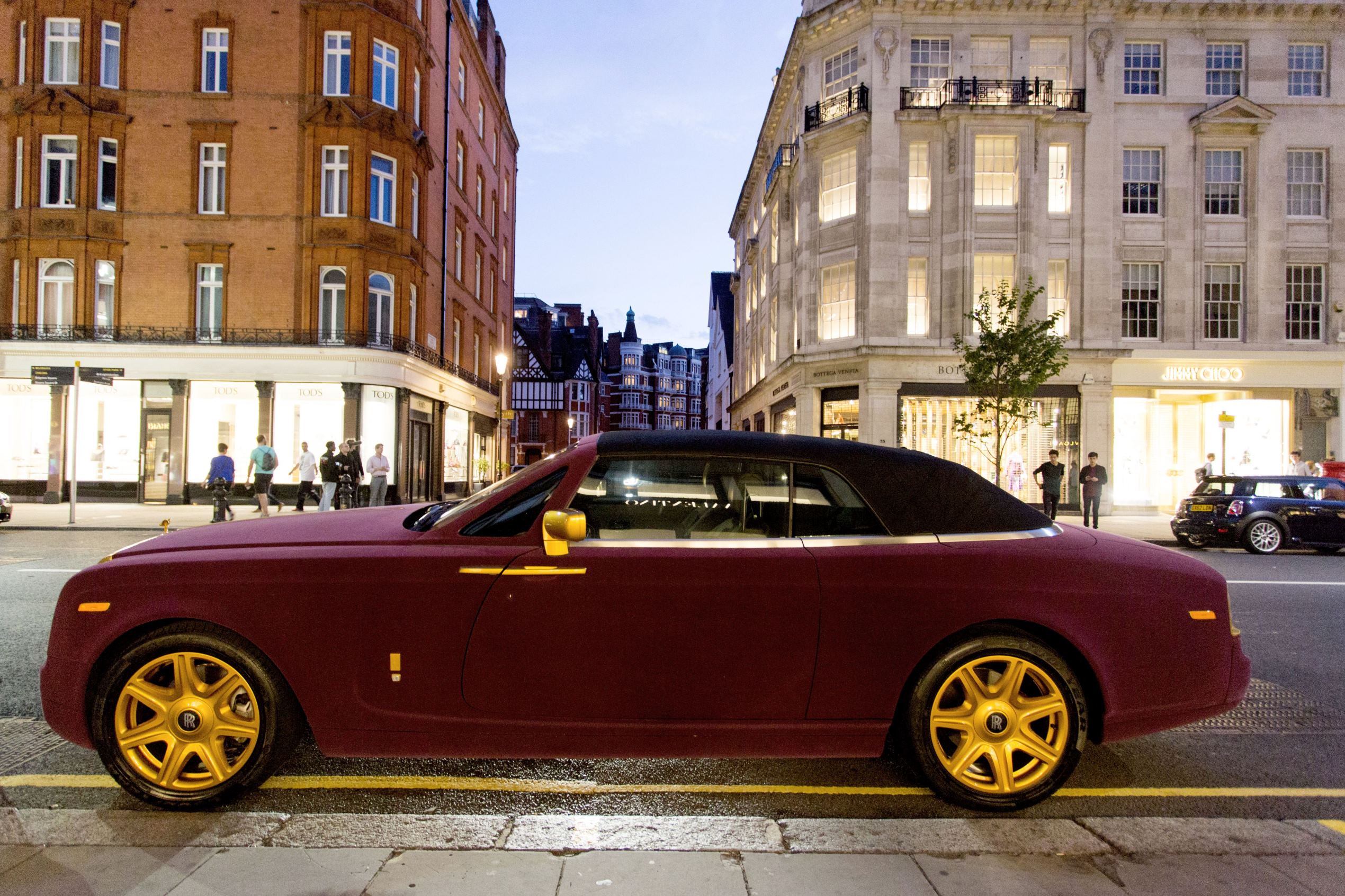 超高級車に手を加えた豪華カスタムカー写真集