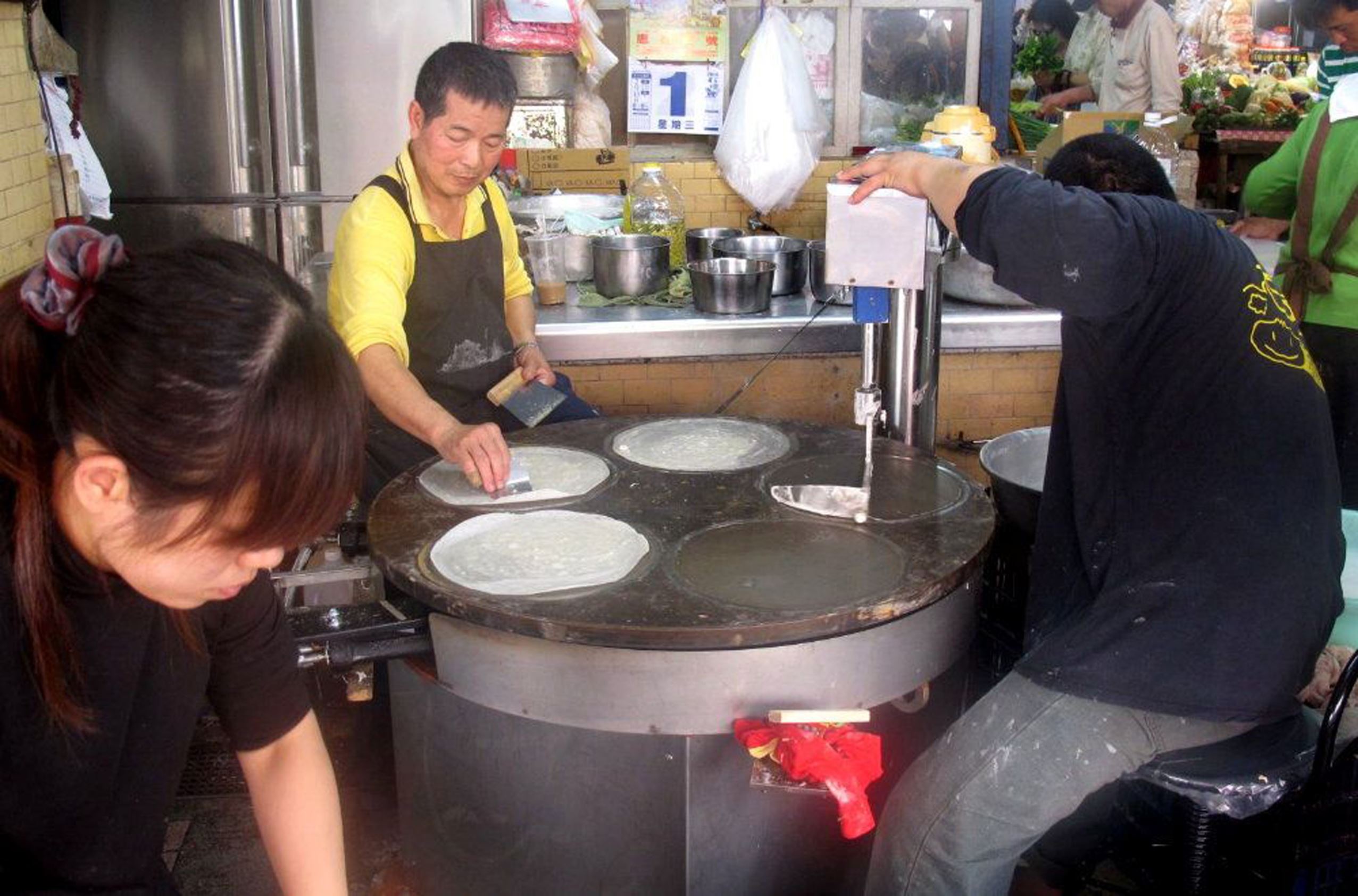 距清明節還有1個星期，27日在馬公北辰市場上已有商
家推出手工或半機械化的的應景潤餅皮，不少鄉親或民
眾搶先品嚐這銅板價的傳統「手捲」好滋味。