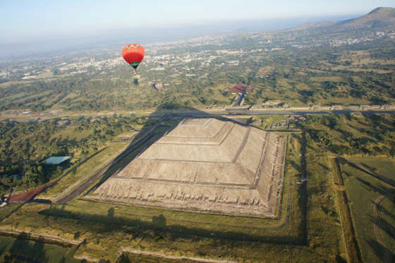 Diapositiva 13 de 46: Vuelo en globo en Teotihuacan