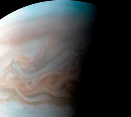 Diapositiva 9 de 11: This close-up view of Jupiter captures the turbulent region just west of the Great Red Spot in the South Equatorial Belt, with resolution better than any previous pictures from Earth or other spacecraft.