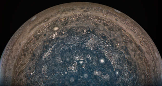 Diapositiva 2 de 11: NASA’s Juno spacecraft soared directly over Jupiter’s south pole when JunoCam acquired this image.