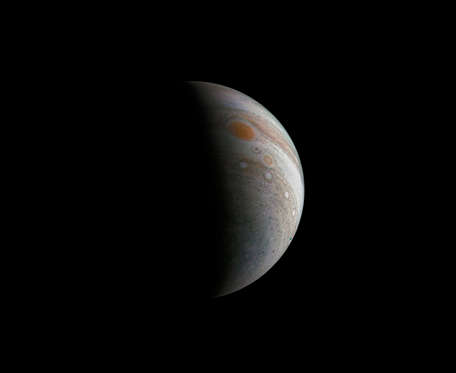Diapositiva 7 de 11: This image of a crescent Jupiter and the iconic Great Red Spot was created by a citizen scientist (Roman Tkachenko) using data from Juno's JunoCam instrument.