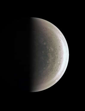 Diapositiva 10 de 11: This image from NASA's Juno spacecraft provides a never-before-seen perspective on Jupiter's south pole.