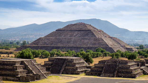 Diapositiva 11 de 46: Scenic view of Pyramid, Teotihuacan ancient Mayan civilization