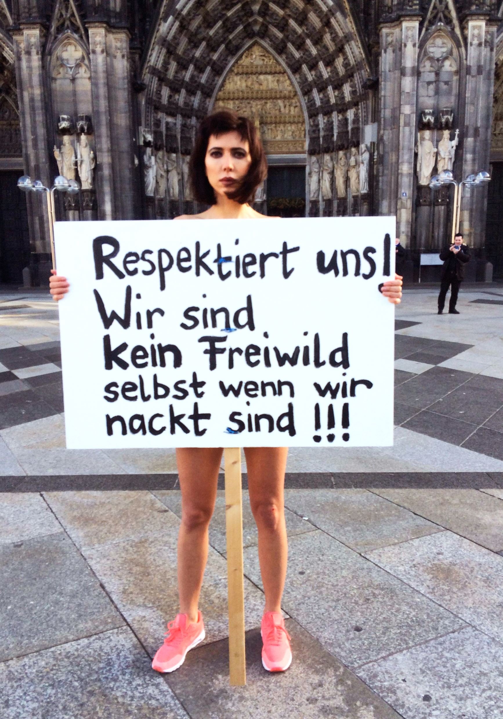 «Respectez-nous ! Nous ne sommes pas du gibier même quand nous sommes nues », peut-on lire sur l'écriteau de Milo Moire, qui manifeste le 8 janvier 2016 devant la cathédrale de Cologne, en Allemagne.
